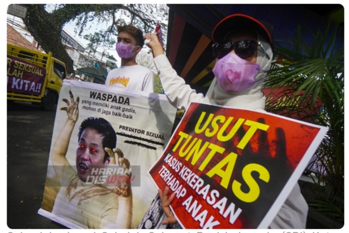 Sejumlah alumni Sekolah Selamat Pagi Indonesia (SPI) Kota Batu menggelar aksi serta membentangkan poster, banner, dan pamflet-pamflet kecil bertuliskan seruan menolak kekerasan seksual menjelang sidang tuntutan JE di depan PN Malang, Jawa Timur, Rabu 20 J-Julian Romadhon-Harian Disway