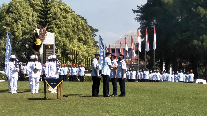 PIMPIN SERTIJAB: KSAU Marsekal TNI Fadjar Prasetyo saat memimpin pelaksanaan sertijab Komandan Sesko AU dari Marsda TNI Widyargo Ikoputra kepada Marsda TNI Minggit Tribowo di Lembang, Kabupaten Bandung Barat, Jawa Barat, Selasa (12/7). EKO SETIONO/PASUNDAN EKSPRES