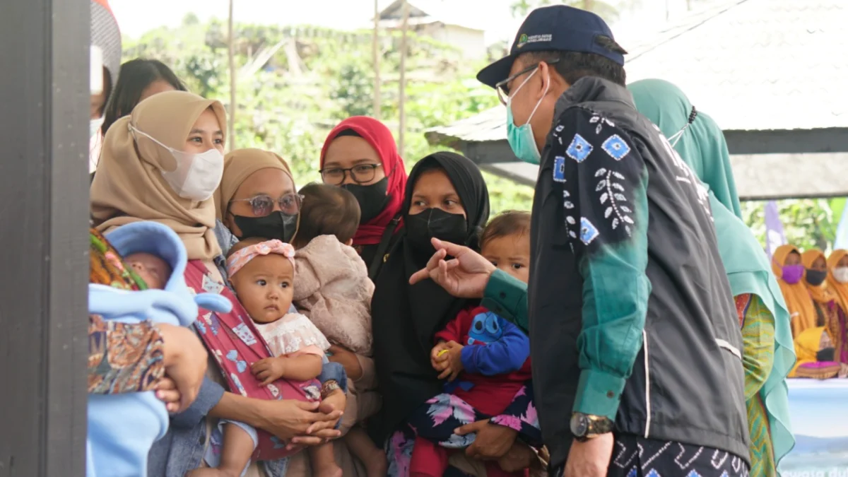 KUNJUNGAN: Kepala Perwakilan BKKBN Jawa Barat Wahidin saat mengunjungi kelompok sasaran 1.000 Hari Pertama Kehidupan (HPK). DOK. MEDIA CENTER BKKBN