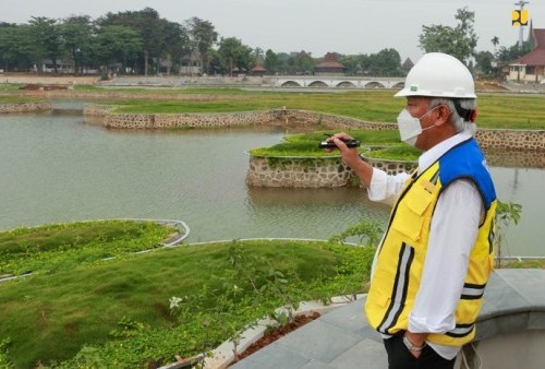 REVITALISASI: Menteri PUPR Basuki Hadimuljono saat meninjau proyek revitalisasi TMII, didampingi Sugeng Rochadi Direktur Utama Brantas Abipraya, Direktur Jenderal Cipta Karya Kementerian PUPR Diana Kusumastuti dan Staf Ahli Menteri PUPR Bidang Teknologi Industri.FIN