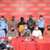 Putra Pengasuh Ponpes Pesantren Shiddiqiyyah KH Muchtar Mukthi, Moch Subchi membelakangi wartawan.-humas kemenkumham jatim-