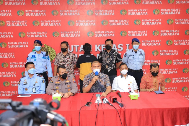 Putra Pengasuh Ponpes Pesantren Shiddiqiyyah KH Muchtar Mukthi, Moch Subchi membelakangi wartawan.-humas kemenkumham jatim-