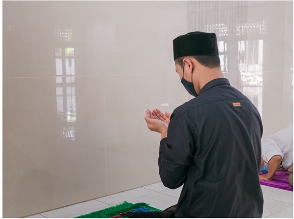 Amalan Doa Agar Tidak Malas, Agar Rajin Shalat, Belajar, Ibadah dan Bekerja! Kamu Wajib Tahu (ilustrasi berdo'a, via unsplash)