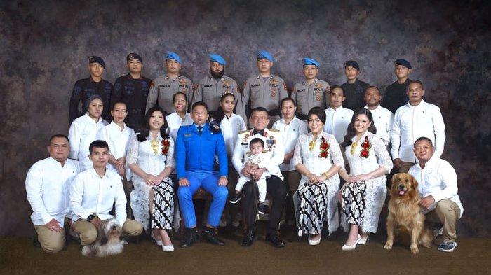 Catatan Harian Dahlan Iskan: Bisik-Bisik Keras (FOTO BERSAMA- Kadiv Propam Irjen Ferdy Sambo berfoto bersama keluarga besarnya dan para ajudan. Salah satunya Brigadir J dan Bharada E.-- )