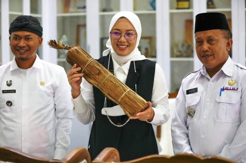 PRODUK UNGGULAN: Bupati Purwakarta Anne Ratna Mustika saat menerima kunjungan Kepala Desa Parungbanteng dan Camat Sukasari untuk mengenalkan produk unggulan gula aren khas Desa Parungbanteng, di Bale Nagri, Selasa (5/7/2022) lalu. MALDI/PASUNDAN EKSPRES