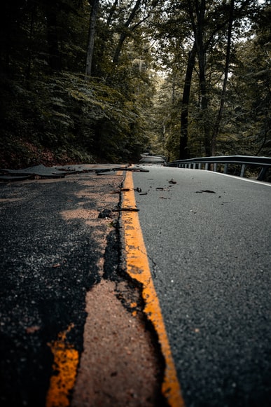 Pemda Didesak Perbaiki Jalan Kinderdolf Lembang, Rusak Parah Bayakan Pengendara (ilustrasi jalan rusak, via unsplash)