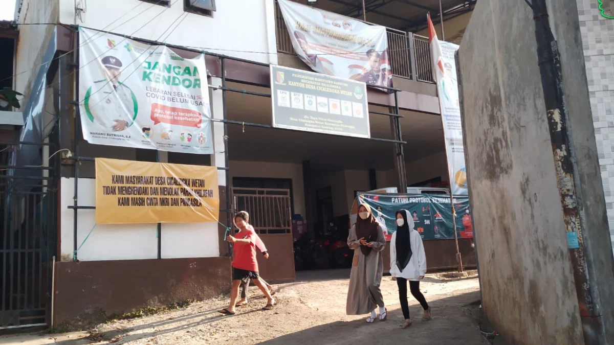 Anak-anak tengah melintasi Kantor Desa Cicalengka Wetan, Kecamatan Cicalengka, Kabupaten Bandung. (Foto: Yanuar Baswata/Jabar Ekspres)