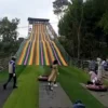 BERSELUNCUR: Para pengunjung setelah berseluncur di Rainbow Slide dengan ketinggian 25 meter dan memiliki panjang seluncuran 120 meter. EKO SETIONO/PASUNDAN EKSPRES