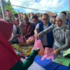 FOTO DOK. PAN - Ketua Umum PAN Zulkifli Hasan (dua dari kanan) bersama anaknya, Futri Zulya Savitri, dalam agenda PAN-Sar Murah di Bandar Lampung, Sabtu 9 Juli 2022.--