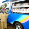 MOBIL PERPUSLING: Pemerintah Desa Cibodas memanfaatkan mobil perpustakaan keliling (Perpusling) bantuan dari Badan Usaha Milik Negara (BUMN). JABAR EKSPRES