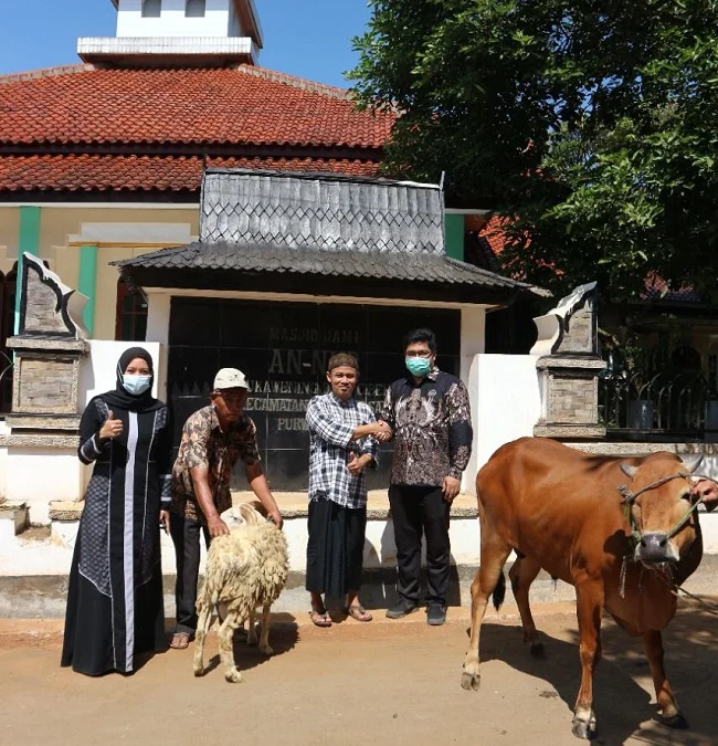 SEMAKIN DEKAT: Penyerahan hewan kurban kembali dilakukan Siloam Hospitals Purwakarta sebagai bentuk kedekatan dengan warga sekitar. ADAM SUMARTO/PASUNDAN EKSPRES 