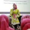 PARENTING CLASS: Ketua TPPKK KBB, Bunda Sonya Fatmala saat menghadiri kegiatan Bimbingan Teknis Parenting Class Pembina Posyandu se KBB di Pesona Bambu Hotel Lembang Bandung Barat, Senin (18/7). DOK PROKOPIM SETDA KBB