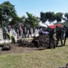 PEMAKAMAN MILITER: Acara pemakaman Kepala Rumah Sakit Jenderal LB Moerdani Merauke Mayor Ckm dr Beni Arjihans dilakukan secara militer di Taman Makam Bahagia, Desa Laksanamekar, Kecamatan Padalarang Bandung Barat. EKO SETIONO/PASUNDAN EKSPRES