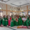 BANTUAN NUTRISI: Siswa SDIT Annahla menerima bantuan paket susu gratis. IST