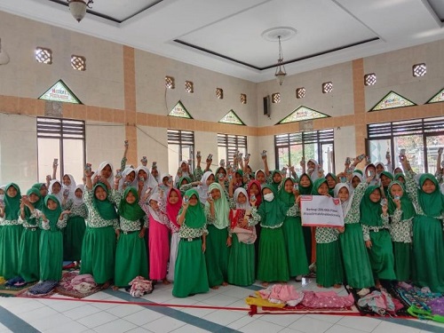 BANTUAN NUTRISI: Siswa SDIT Annahla menerima bantuan paket susu gratis. IST