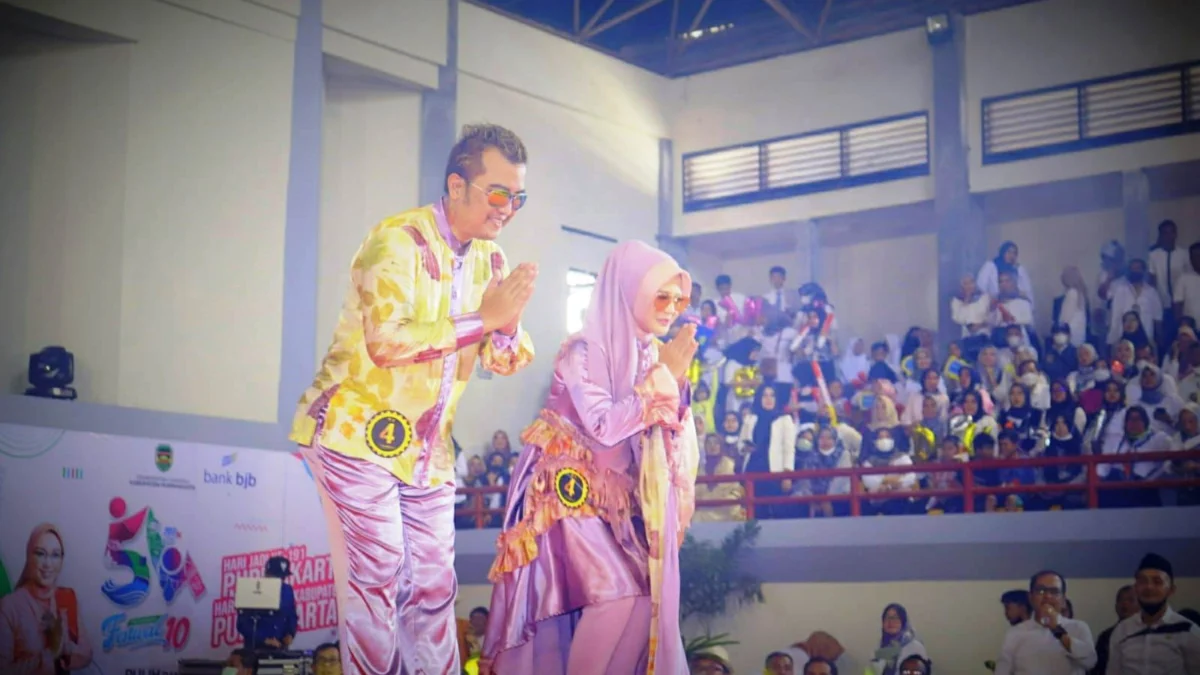 Puluhan ASN dan Bupati Purwakarta Catwalk di Acara Pinton Anggon Batik Fashion Week