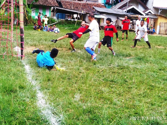 SEPAKBOLA: Warga bersama perangkat Desa Jayagiri Lembang adu ketangkasan berebut bola pada pertandingan sepakbola menyambut peringatan HUT RI ke-77. EKO SETIONO/PASUNDAN EKSPRES