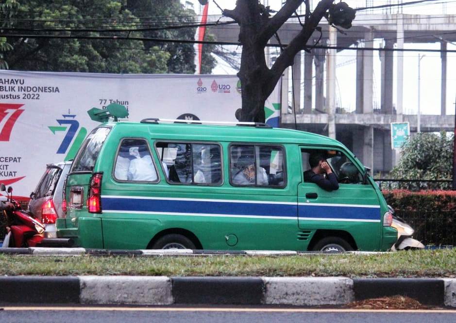 Naik Angkot Ngetem hingga Diturunkan di Tengah Jalan