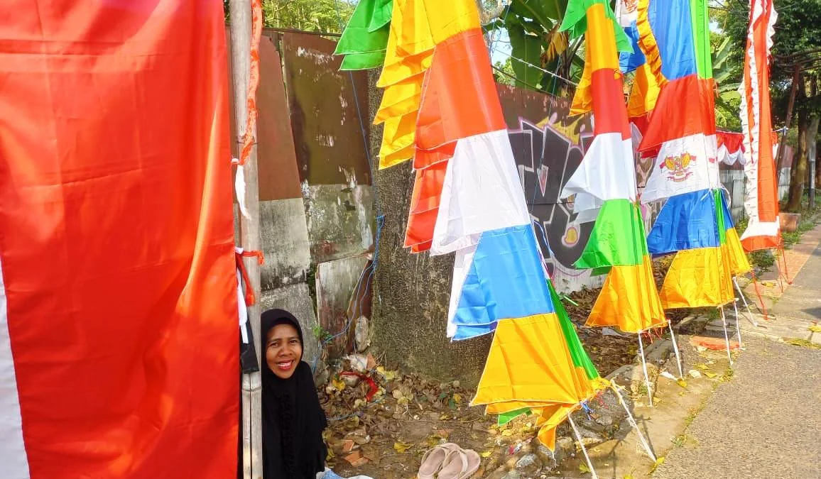 Pedagang Bendera Merah Putih Meriahkan Semarak Kemerdekaan