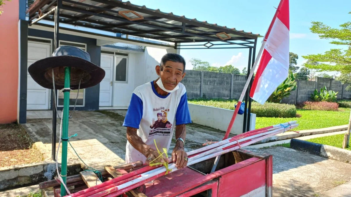 Perjuangan Abah Eeng Menjual Tiang Bendera untuk Makan