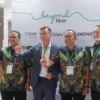 FOTO BERSAMA. (Dari kiri) Sri Aditia, Presiden Direktur PT South Pacific Viscose (SPV), Stephan Sielaff, CEO Lenzing AG, Sigit Indrayana, Corporate Affairs Manager PT SPV dan Winston A. Mulyadi, Head of Commercial Textile, Lenzing Group SEA & Oceania berfoto bersama.