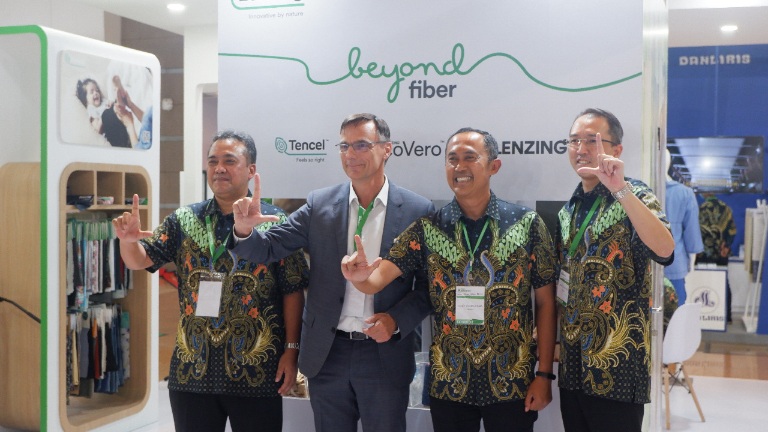 FOTO BERSAMA. (Dari kiri) Sri Aditia, Presiden Direktur PT South Pacific Viscose (SPV), Stephan Sielaff, CEO Lenzing AG, Sigit Indrayana, Corporate Affairs Manager PT SPV dan Winston A. Mulyadi, Head of Commercial Textile, Lenzing Group SEA & Oceania berfoto bersama.