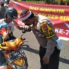 Sambut HUT RI ke 77 Satlantas Polres Subang Bagikan 2000 Bendera Merah Putih dan Cemilan ke Pengendara