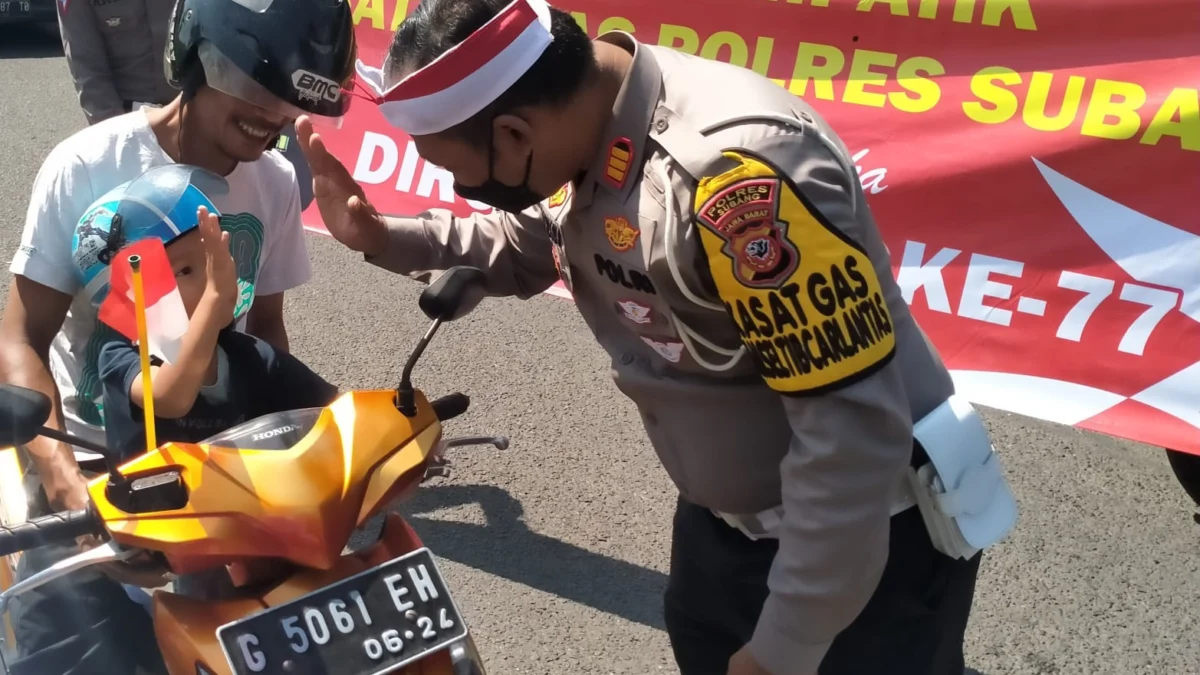 Sambut HUT RI ke 77 Satlantas Polres Subang Bagikan 2000 Bendera Merah Putih dan Cemilan ke Pengendara