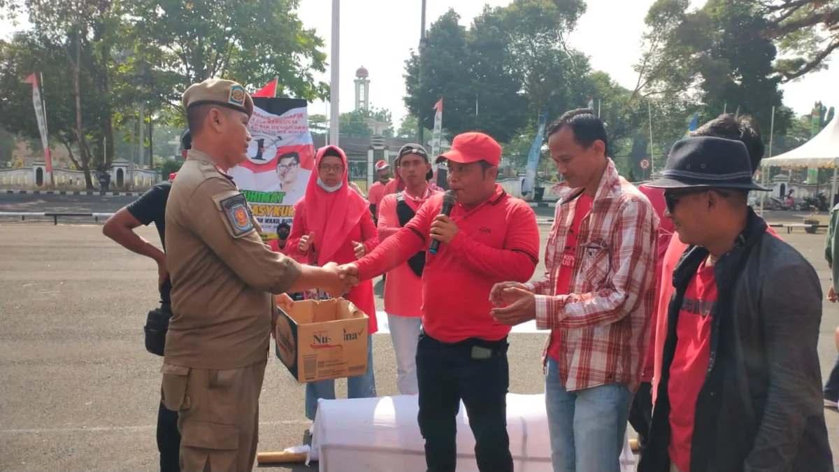 Pedagang Keluhkan PEMDA Subang Hutang Mamin, Massa Aksi Gelar Donasi Sumbangan