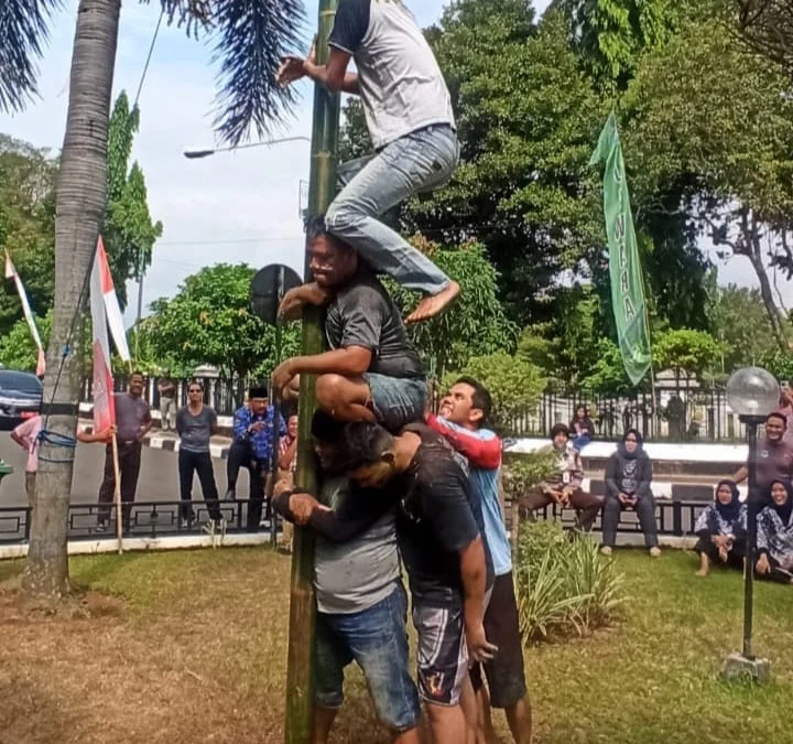 Setwan DPRD Subang Gelar Panjat Pinang Hadiah Capai Rp2 Juta untuk Meriahkan HUT RI ke 77