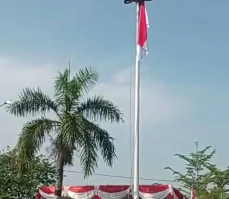 Aksi Heroik Saepudin Panjat Tiang Bendera Setinggi 15 Meter Akibat Insiden Bendera Nyangkut