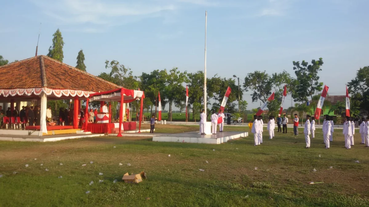 Upacara Penurunan Bendera Merah Putih di Kecamatan Compreng