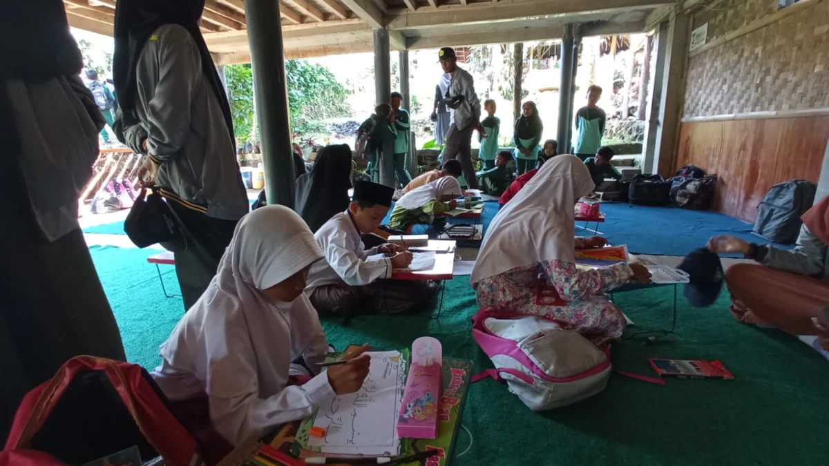 Tingkatkan Kretifitas Anak KKN Mahasiswa Riyadul Jannah Gelar Lomba