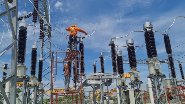 GERAK CEPAT. Petugas PLN bergerak cepat dalam upaya menormalkan kembali gangguan listrik sistem Purwakarta. ADAM SUMARTO/PASUNDAN EKSPRES