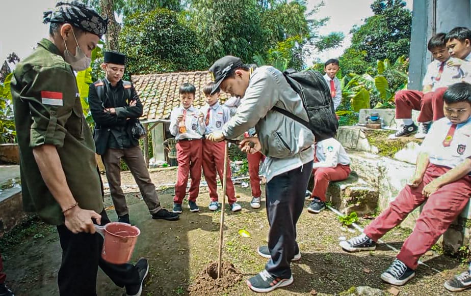 Kuliah Kerja Nyata STAI Riyadhul jannah Ajak Warga Buat Biopori Sebagai Sarana Serpan Air 