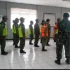 BARI BERBARIS: Sat Linmas Desa Cikahuripan Kecamatan Lembang Kabupaten Bandung Barat ikuti latihan baris berbaris, Senin (15/8).EKO SETIYONO/PASUNDAN EKSPRES