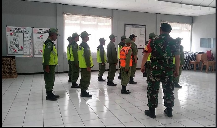 BARI BERBARIS: Sat Linmas Desa Cikahuripan Kecamatan Lembang Kabupaten Bandung Barat ikuti latihan baris berbaris, Senin (15/8).EKO SETIYONO/PASUNDAN EKSPRES