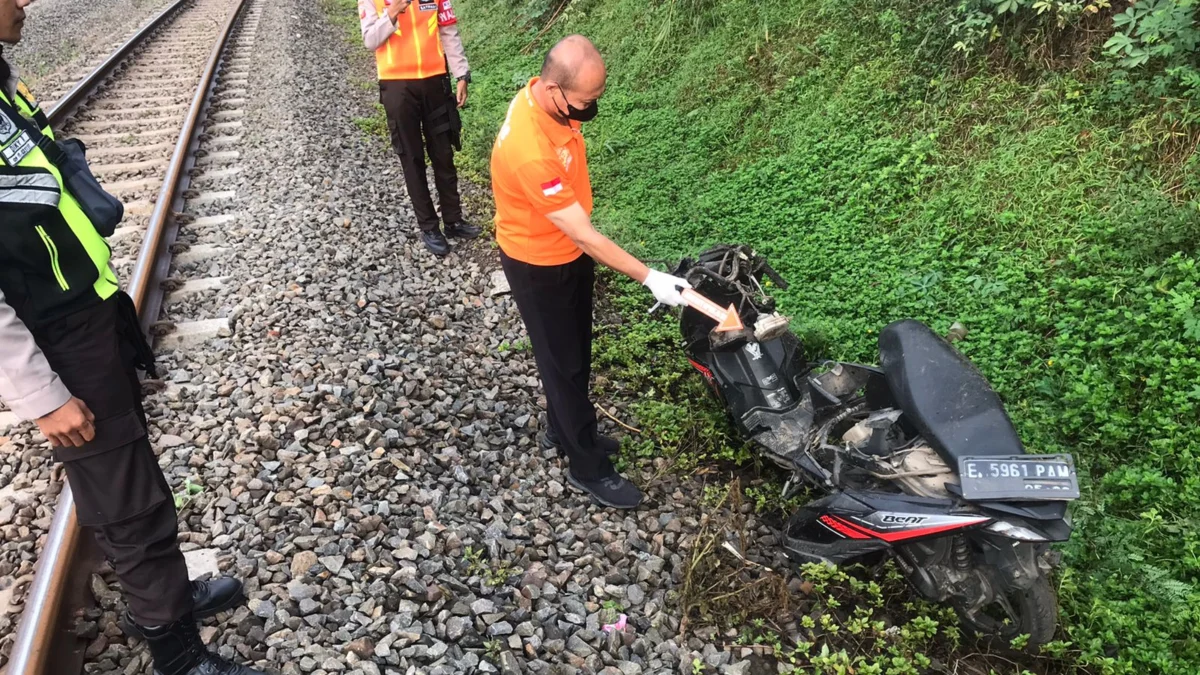 Sepeda Motor Tersenggol Kereta Api, Begini Kondisi Pengendaranya