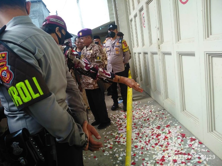 Kejadian di Lembang, Pelaku Pembunuh Mantan Dandim Terancam Hukuman Mati: (foto Sejumlah keluarga dan rekan korban menaburkan bunga)EKO SETIONO/PASUNDAN EKSPRES