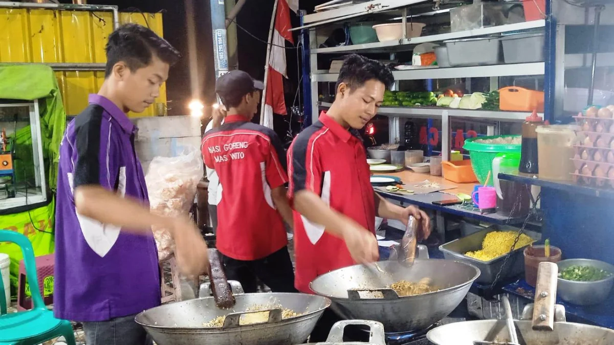 Nasi Goreng Mas Wito Miliki Banyak Peminat, Habis 50 Kg Beras Per Hari