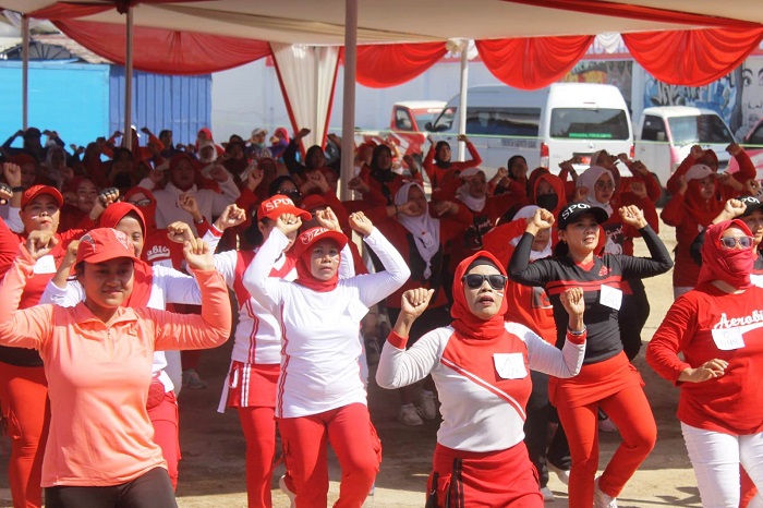 GEBYAR: Senam Aerobic dan Zumba Nusantara spesial di HUT RI yang ke 77 di Cafe Nusantara yang terletak dihalaman belakang Tridjaya Motor Pagaden, Subang, Sabtu (13/8).CINDY/PASUNDAN EKSPRES