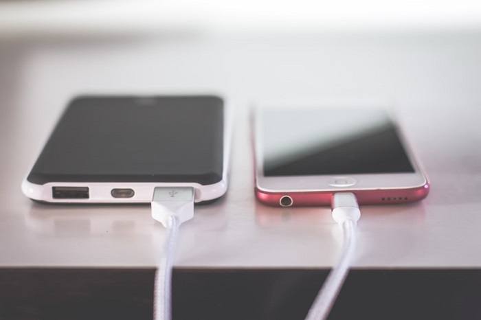 Cara Membuat Charger HP Lebih Cepat Terisi pada Samsung, Oppo Xiaomi Versi Pasundan Ekspres (ilustrasi charger hp via Steve Johnson-Unsplash)