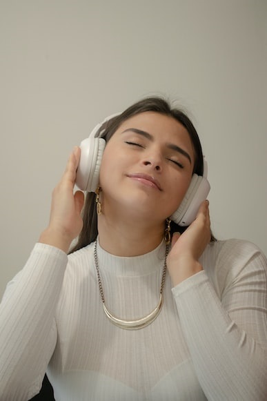 Link Download MP3 Gratis Terlengkap dan Mudah, Bisa Didengarkan Offline (ilustrasi mendengarkan musik, unsplash-Jair Medina Nossa)