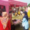 BUKA STAND: Fitri saat melayani pengunjung ke stand Tas Shopie Marteen dan aneka tas cantik di Stand nya.DADAN RAMDAN/PASUNDAN EKSPRES