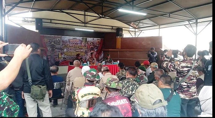 Kejadian di Lembang, TUNTUT TRANSPARANSI: Ratusan purnawirawan TNI saat menggeruduk Mapolsek Lembang untuk menuntut transparansi penanganan kasus pembunuhan Muhammad Mubin (63) karena dinilai ada rekayasa.EKO SETIONO/PASUNDAN EKSPRES