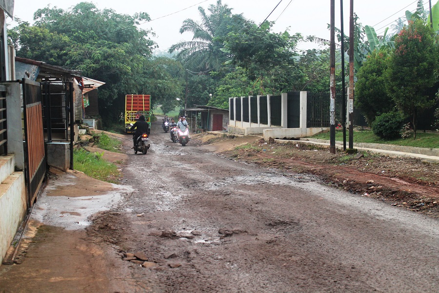 Jalan Penghubung Kecamatan Purwadadi Rusak Parah, Warga Minta Pemerintah Segera Perbaiki