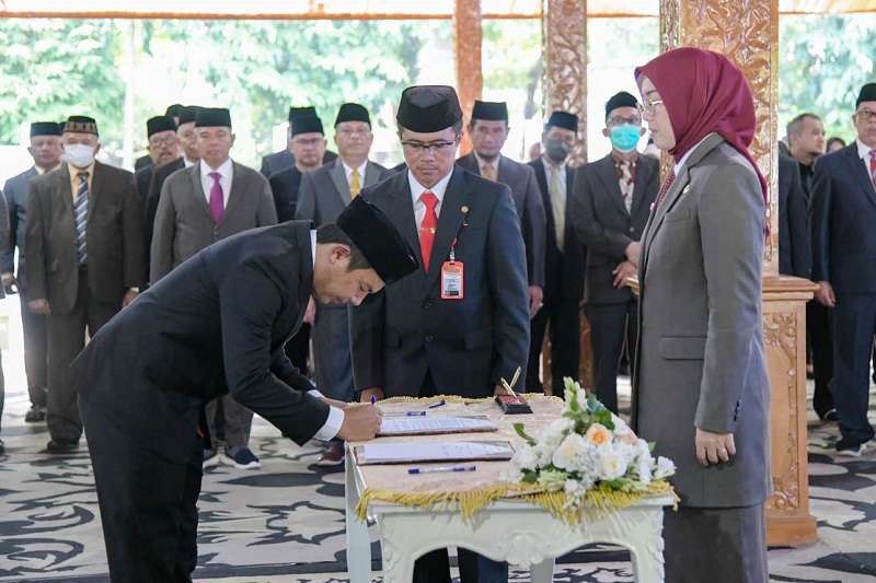 PELANTIKAN: Bupati Purwakarta Anne Ratna Mustika saat melantik Norman Nugraha sebagai Sekertaris Daerah (Sekda) di Pendopo lingkungan Kantor Pemkab Purwakarta, Rabu (28/9).MALDI/PASUNDAN EKSPRES