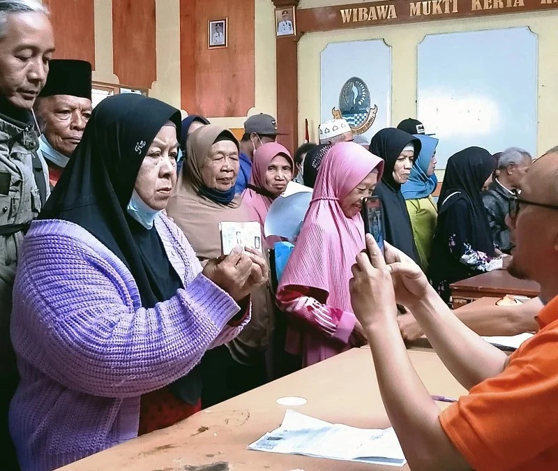 BLT BBM: Sejumlah masyarakat keluarga penerima manfaat Desa Cibodas menerima bantuan langsung tunai dampak dari kenaikan harga BBM.EKO SETIONO/PASUNDAN EKSPRES