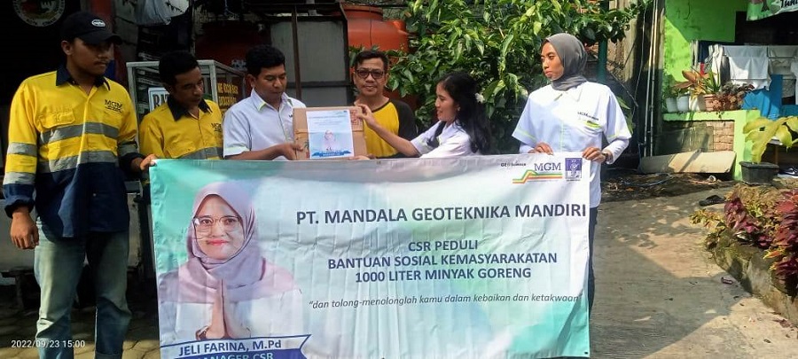 CSR: Penyaluran sebanyak 1.000 liter minyak goreng sebagai tanggung jawab sosial perusahaan (CSR) dalam rangka mencukupi kebutuhan pangan warga.EKO SETIONO/PASUNDAN EKSPRES