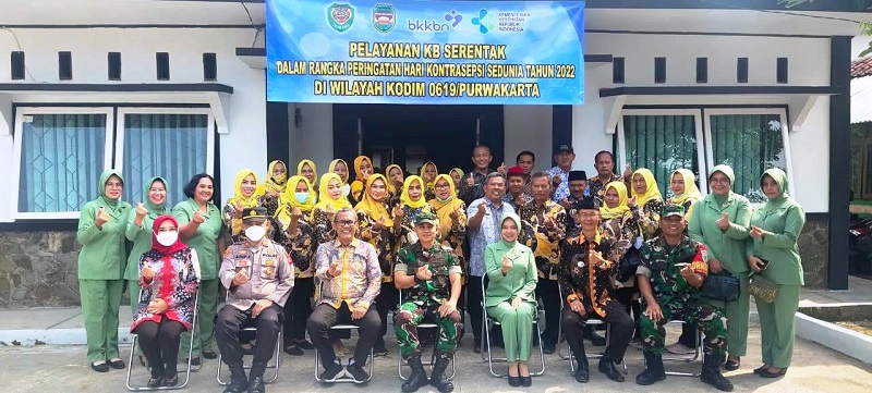 LAMPAUI TARGET: Kodim 0619/Purwakarta bersama Dinas Pengendalian Penduduk dan Keluarga Berencana Kabupaten Purwakarta sukses melampaui target program TNI Manunggal KB Kesehatan.ADAM SUMARTO/PASUNDAN EKSPRES 